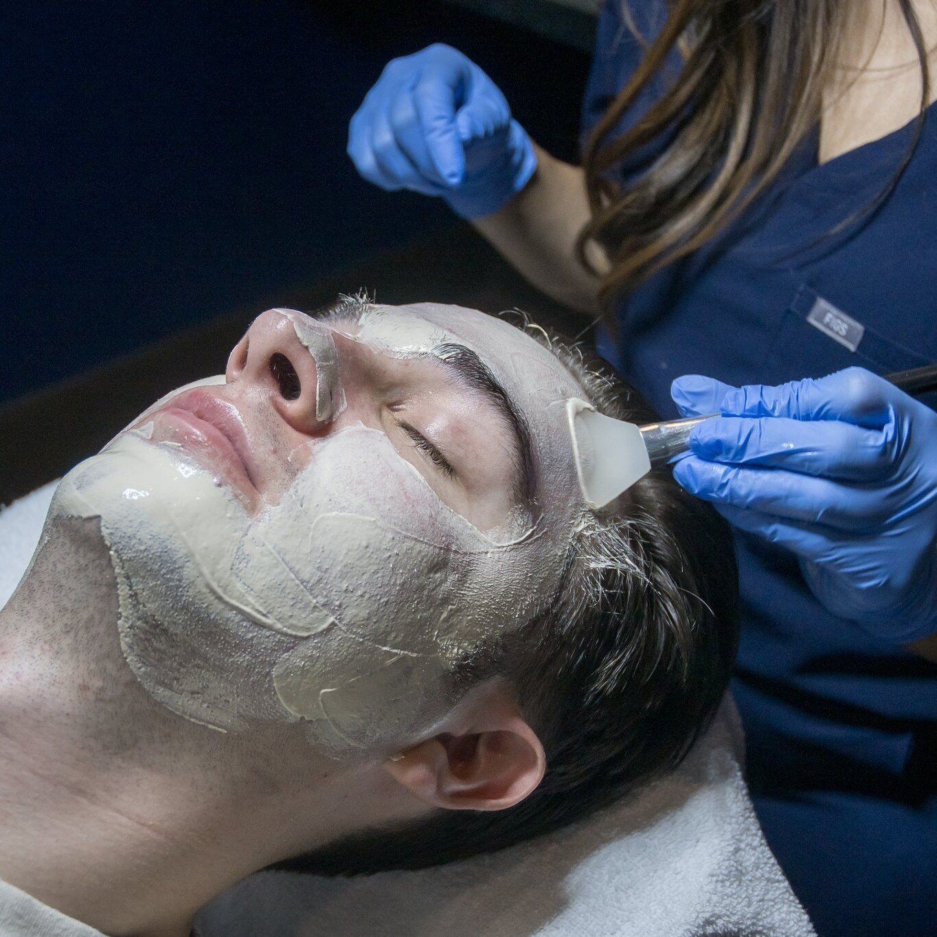 men's facial mediclay mask application